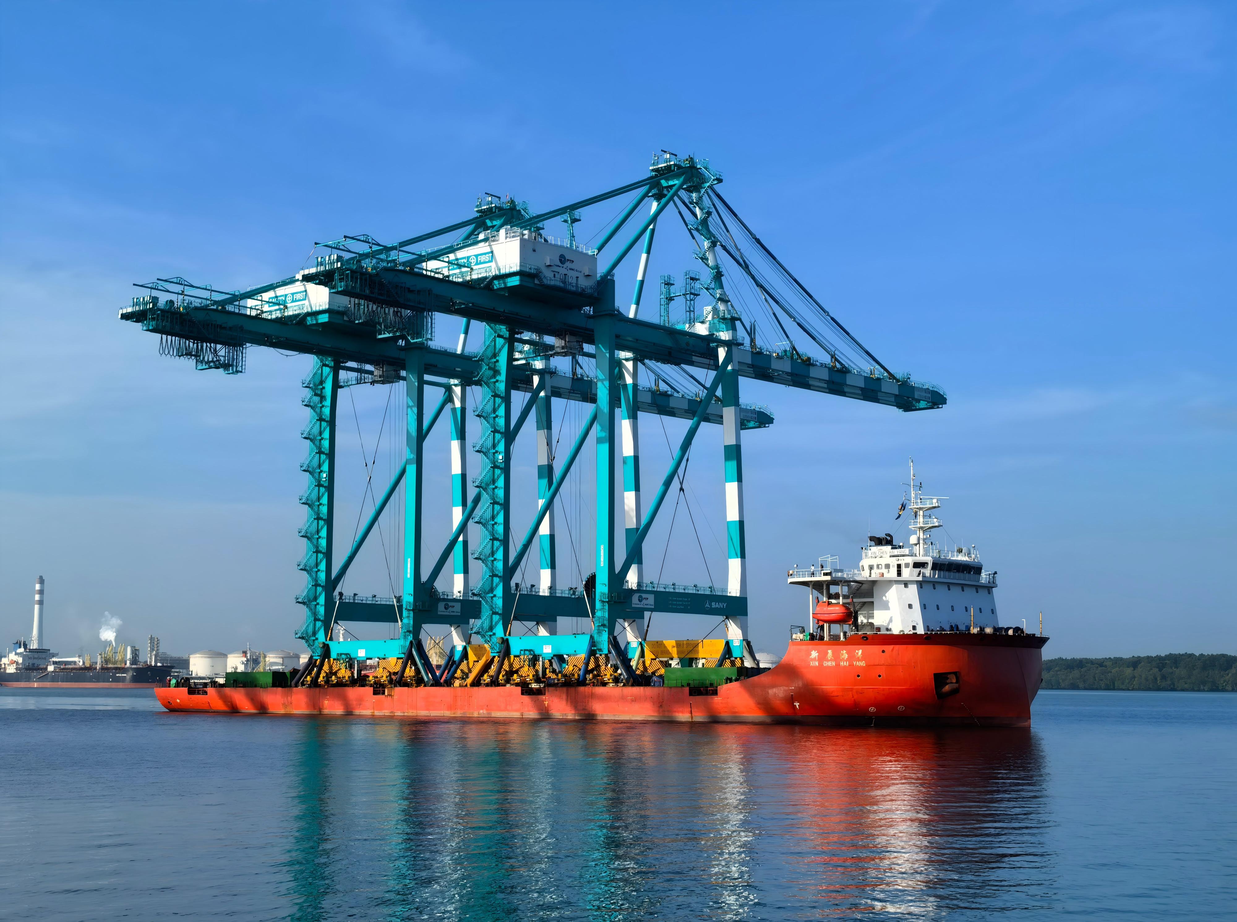 Fanzhou News | MV Xinchen Haiyang Successfully Completes Transportation of Ultra-Large Quay Cranes